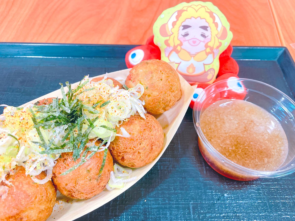 なななにい～💦

👹コラボの🐙焼きは
1～3まで全部完売してた！
始まって1週間なのに…？！😳💦

特典はなくても今回の味のが食べたかったので、
店員さんに“1番似てる形のがコレ！”と教えてもらった つゆに漬ける🐙焼きを買った！
うんまぁ～い！
