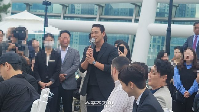 Baekho attended the wedding of Kim Byungman today. Baekho worked with him for Law of the Jungle in New Zealand (2019) and Jeju (2021). He said some congratulatory words at wedding