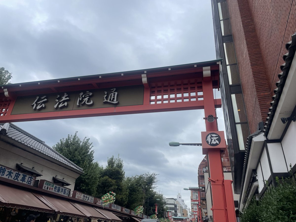 浅草公会堂はオレンジ通りと伝法院通りに囲まれています。 オレンジ