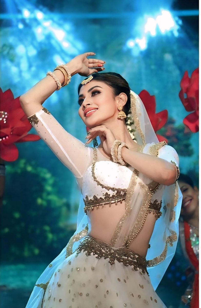 Ritudubey_'s tweet photo. That precious smile when she is dancing Oh my God!  I pray that this freaking smile will never go out of your face . @Roymouni

#Mouniroy
. https://t.co/CErOC0z1ta