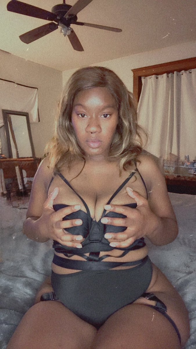 ClappaMama420's tweet photo. You pulling my outfit to the side or fucking me in it? 😈😍 
#ebony #raw #Oklahoma #thick #contentcreator https://t.co/NCujUAPMb6