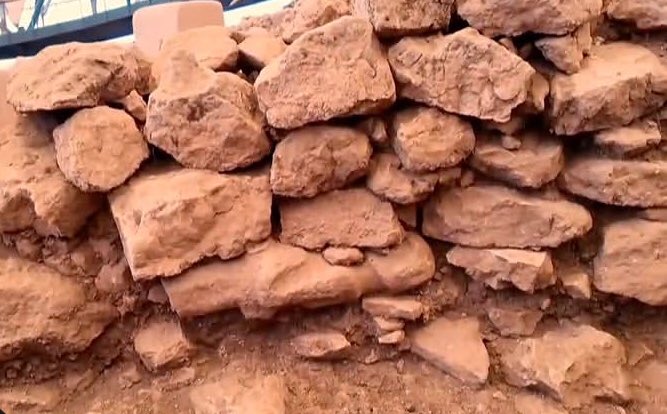 #Göbeklitepe’de B ile D yapıları arasında bir odanın duvarına yatay vaziyette yerleştirilmiş, adak amacıyla konulduğu düşünülen insan heykeli gün yüzüne çıkarıldı. Bu keşif, Neolitik Çağ’ın ritüelleri ve inanç dünyasına dair yeni değil benzer iki heykel daha onçede kazıda bulundu