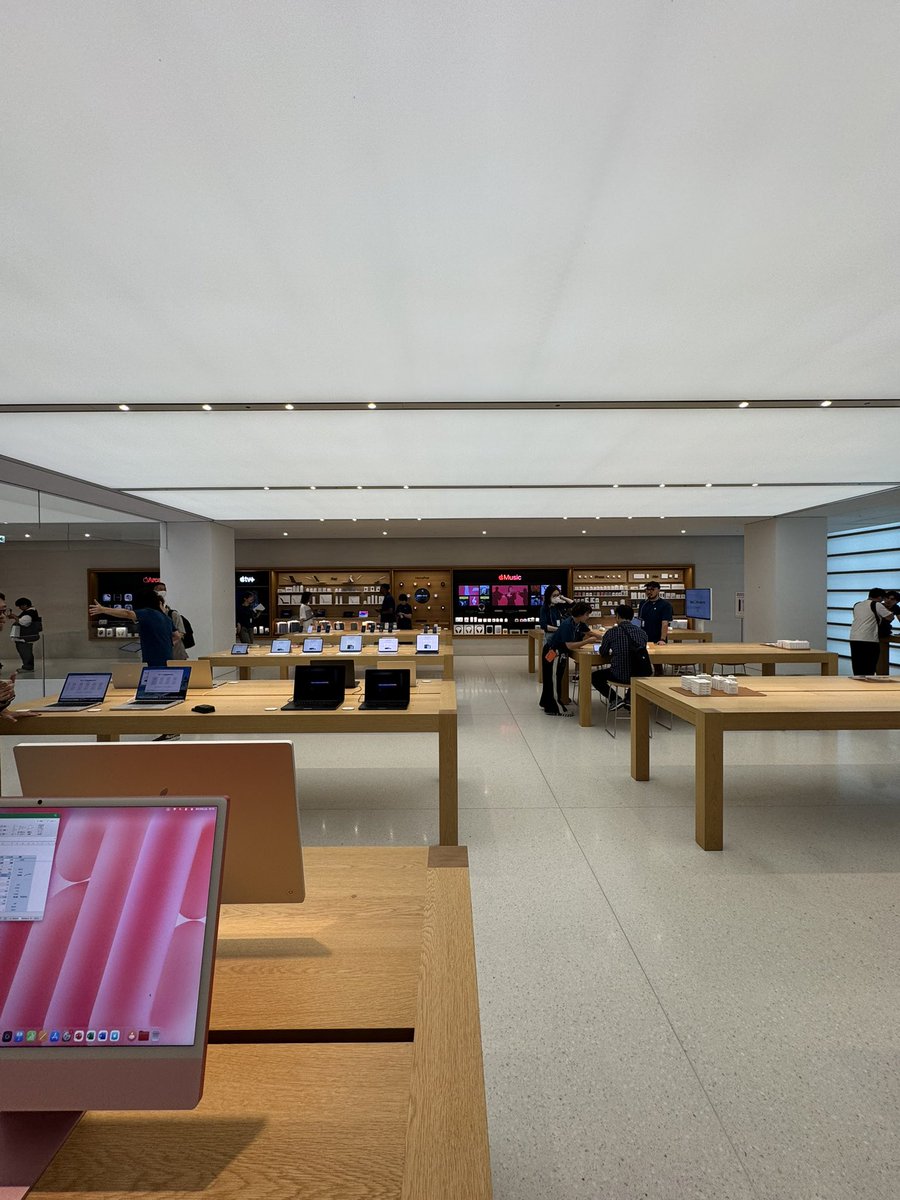 vindvater's tweet photo. iPhone 17 Pro Max 予約の争奪戦に戦略勝ちしまして、無事に本日Apple Store 京都で受け取りました。
2年ごとに買い換えるマイルールは大学の頃から変わらず維持しています。
プライベートでも仕事でも、毎日活用するものなので良いものを使うように意識をしつつ、Proを買った最大の理由はカメラ性能。 https://t.co/RXN3BchU9M