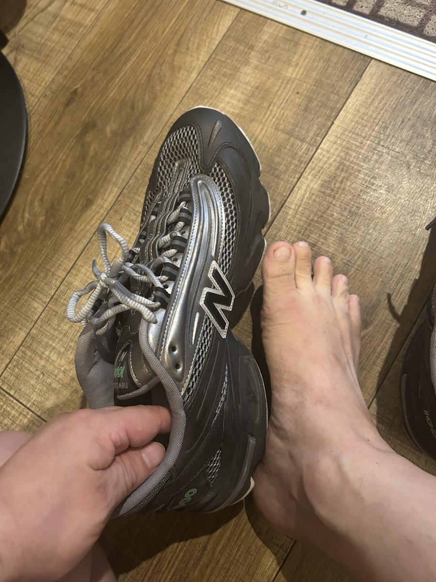 yangjun0702's tweet photo. お客様  足がデカい   30cm🦶🥰 https://t.co/S8ge6PxZW3