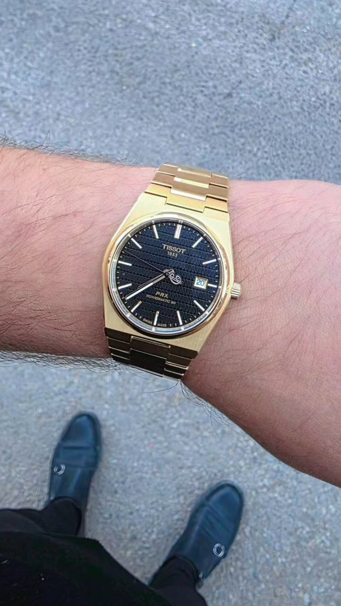 Günaydınlar dostlar 🔆
Baştan aşağı siyah giydiğinizde gold saat takmanız gerektiği anlamına gelir. Grubun ilk PRX selamı benden gelsin 😊

#WristCheck #WristShot #Tissot #PRX #Saatoloji #WatchCollector