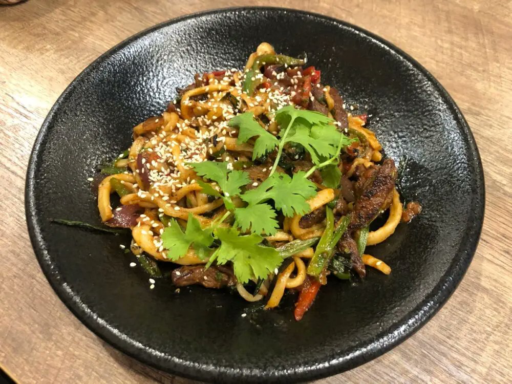 search_ethnic's tweet image. 根津にあるウズベキスタン料理のお店『グランド サマルカンド』🇺🇿
人参の甘味とラム肉の旨味がたまらない「プロフ」も、味付け濃いめのドライタイプの「ラ・グマン」も満足できるお味♪ ブドウの葉の詰め物料理「ドルマ」もとっても美味でした😋

#ウズベキスタン料理 #根津 #プロフ