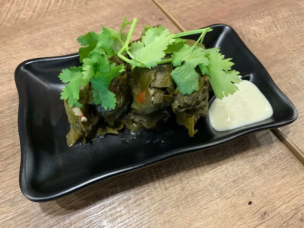 search_ethnic's tweet image. 根津にあるウズベキスタン料理のお店『グランド サマルカンド』🇺🇿
人参の甘味とラム肉の旨味がたまらない「プロフ」も、味付け濃いめのドライタイプの「ラ・グマン」も満足できるお味♪ ブドウの葉の詰め物料理「ドルマ」もとっても美味でした😋

#ウズベキスタン料理 #根津 #プロフ