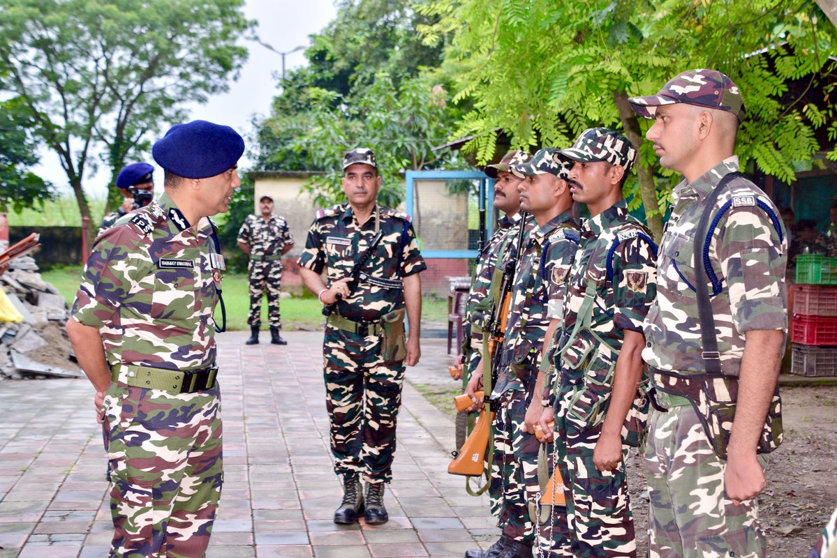SSBFTRLUCKNOW's tweet image. #DGSSB Shri @SanjaySinghal, IPS inspecting Border Outposts under 3rd Bn #SSB on Indo-Nepal border. He reviewed operational preparedness and motivated troops guarding the nation’s frontiers. #IndoNepalBorder #DGSSBonTour &quot;,@AmitShah @nityanandraibjp @PIBHomeAffairs @SSB_INDIA