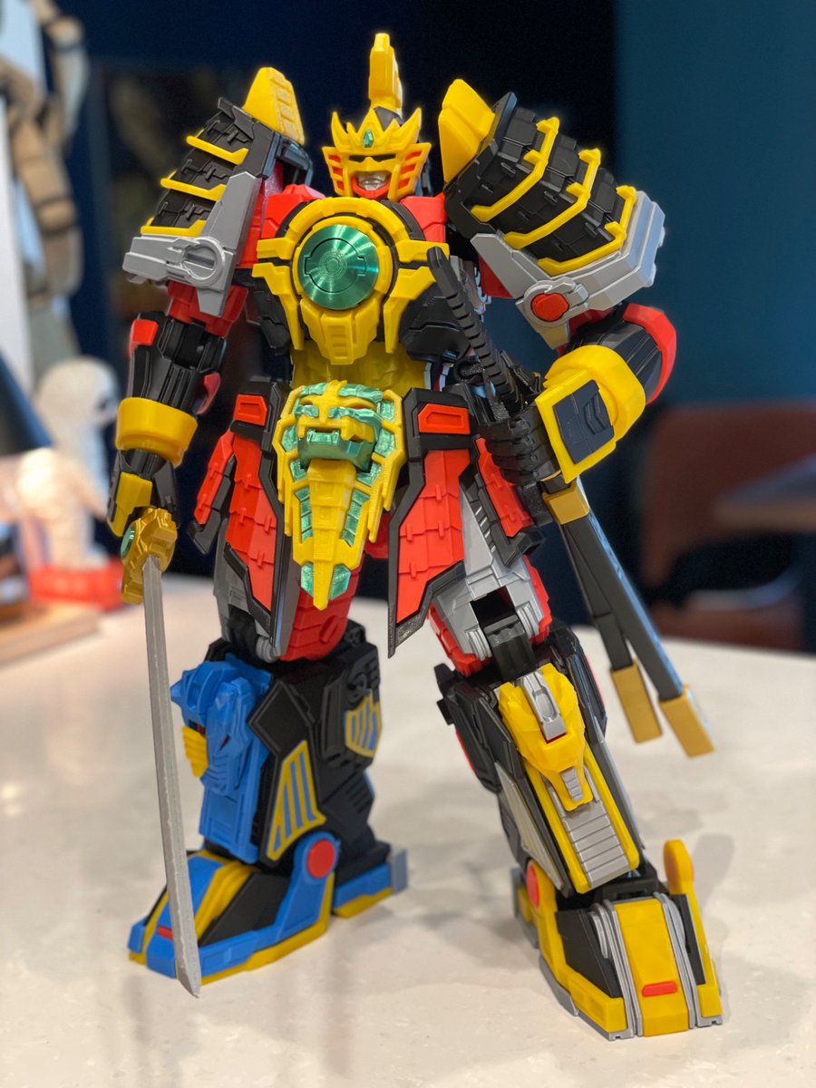 Made for a friend. 100% 3D printed. Zero paint. He’s about 2ft tall. Insanely detailed. Designed by the incredibly talented <a href="/toymakr3d/">Toymakr3d</a>