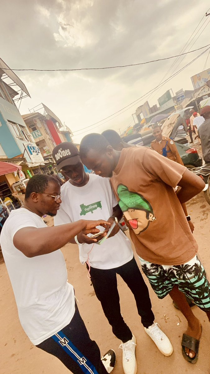 noonesafrica's tweet photo. 𝗪𝗲 𝗺𝗲𝘁 𝗰𝗼𝘂𝗻𝘁𝗹𝗲𝘀𝘀 𝘁𝗿𝗮𝗱𝗲𝗿𝘀, 𝗵𝗲𝗹𝗽𝗲𝗱 𝘁𝗵𝗲𝗺 𝗰𝗿𝗲𝗮𝘁𝗲 𝗮𝗰𝗰𝗼𝘂𝗻𝘁𝘀, 𝗮𝗻𝗱 𝘂𝗽𝗹𝗼𝗮𝗱𝗲𝗱 𝘁𝗵𝗲𝗶𝗿 𝗴𝗼𝗼𝗱𝘀 𝗼𝗻𝗹𝗶𝗻𝗲 - 𝘁𝘂𝗿𝗻𝗶𝗻𝗴 𝗹𝗼𝗰𝗮𝗹 𝗵𝘂𝘀𝘁𝗹𝗲 𝗶𝗻𝘁𝗼 𝗴𝗹𝗼𝗯𝗮𝗹 𝘃𝗶𝘀𝗶𝗯𝗶𝗹𝗶𝘁𝘆. 🌍📲
#NoOnes #Tour #Maraba #Nasaraw #Market #Shop