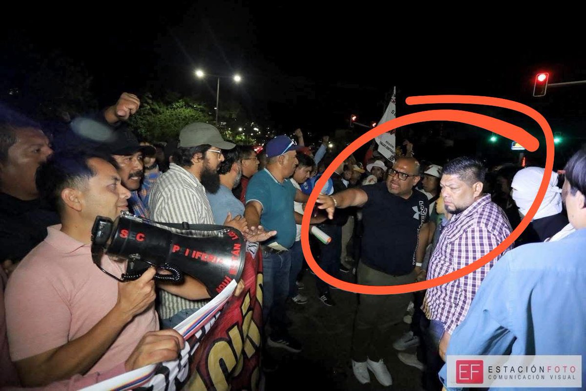 jaimeguerrero08's tweet image. ⚠️‼️#Extra #Extra‼️⚠️

Identifican que grupo de choque encabezado por Iván Sumano Alonso fue el que se enfrentó con maestros de la Sección 22 de la #CNTE.

Los maestros pretendían ingresar al estadio del Instituto Tecnológico de Oaxaca -a protestar- donde la Presidenta…