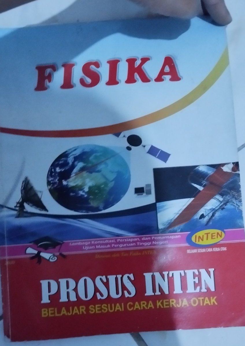 crystalyzi's tweet photo. Hai guys,aku abis beres beres lemari bukuku dan ternyata aku menemukan ini barang kali ada yang mau langsung DM aku ajh ya free #bukuutbk #utbk #Snbt https://t.co/cK5AgjwfaU