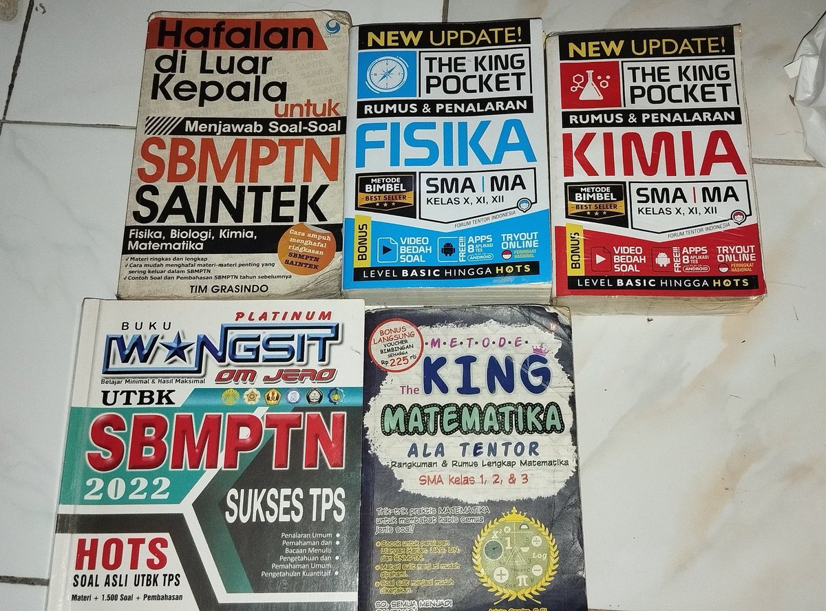 crystalyzi's tweet photo. Hai guys,aku abis beres beres lemari bukuku dan ternyata aku menemukan ini barang kali ada yang mau langsung DM aku ajh ya free #bukuutbk #utbk #Snbt https://t.co/cK5AgjwfaU