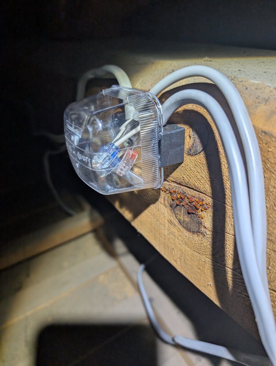 八岐の大蛇の首と首で結んでやっつけた。スサノオノミコトは俺だったと思われる方がいるかもしれないので誤解は解いとく。実はやっつけたのは三岐の大蛇くらいなので大したものではござーせん。もっと16岐の大蛇とかやっつける人もたぶんいるから、、、スサノオこえとるやないかい！