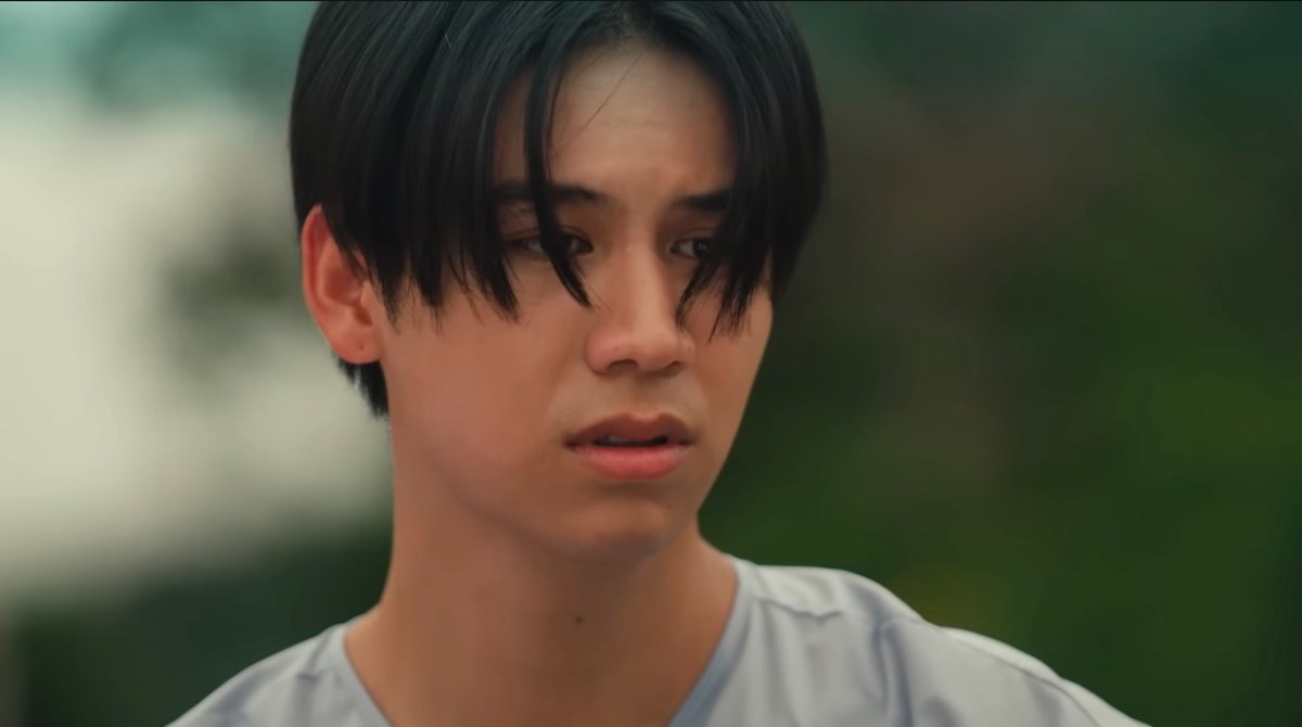 เป็นซีนน้อยแต่มาก พูดไม่กี่คำ ต้องเล่นสายตาเป็นหลักทำให้เรารส.ว่าตัวละครความทรงจำหายไปจริงๆ จังหวะค่อยๆพูดว่า เราอยากกลับบ้าน ค่อยๆเดินแบบคนป่วยที่พึ่งฟื้น แล้วใช้สีหน้าในการพยายามคิดถึงชื่อของตัวเอง หรือว่าบ้านอยู่ที่ไหนทั้งหมดนี้งานสายตาตังเก็บหมด เก่งมาก
#ThatSummerSeriesEP1