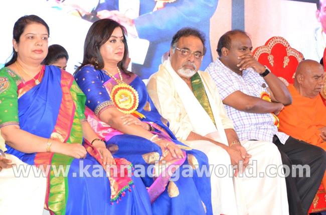 gowda_politics's tweet photo. #Madduru people showed why it is said "Mandya is India".
You throw stones at 1 #Ganapathi idol, we will bring 100s.
The fear of #Mandya is so much that No #Congress Leaders including CM himself tried to defend the miscreants.
In fact Muslim leaders openly asked sorry.
#Maddur https://t.co/Y6GVvLPWu3