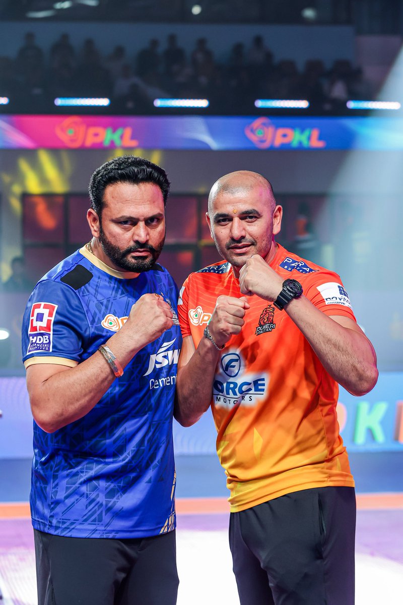 सच कह देना ही हमारी फितरत है हम मिठास के पर्दे में छल नहीं सजाते हैं !

बेशक हमारी बोली में ज़हर हो सकता है लेकिन हम गंगाजल में घोलकर ज़हर नहीं पिलाते !!