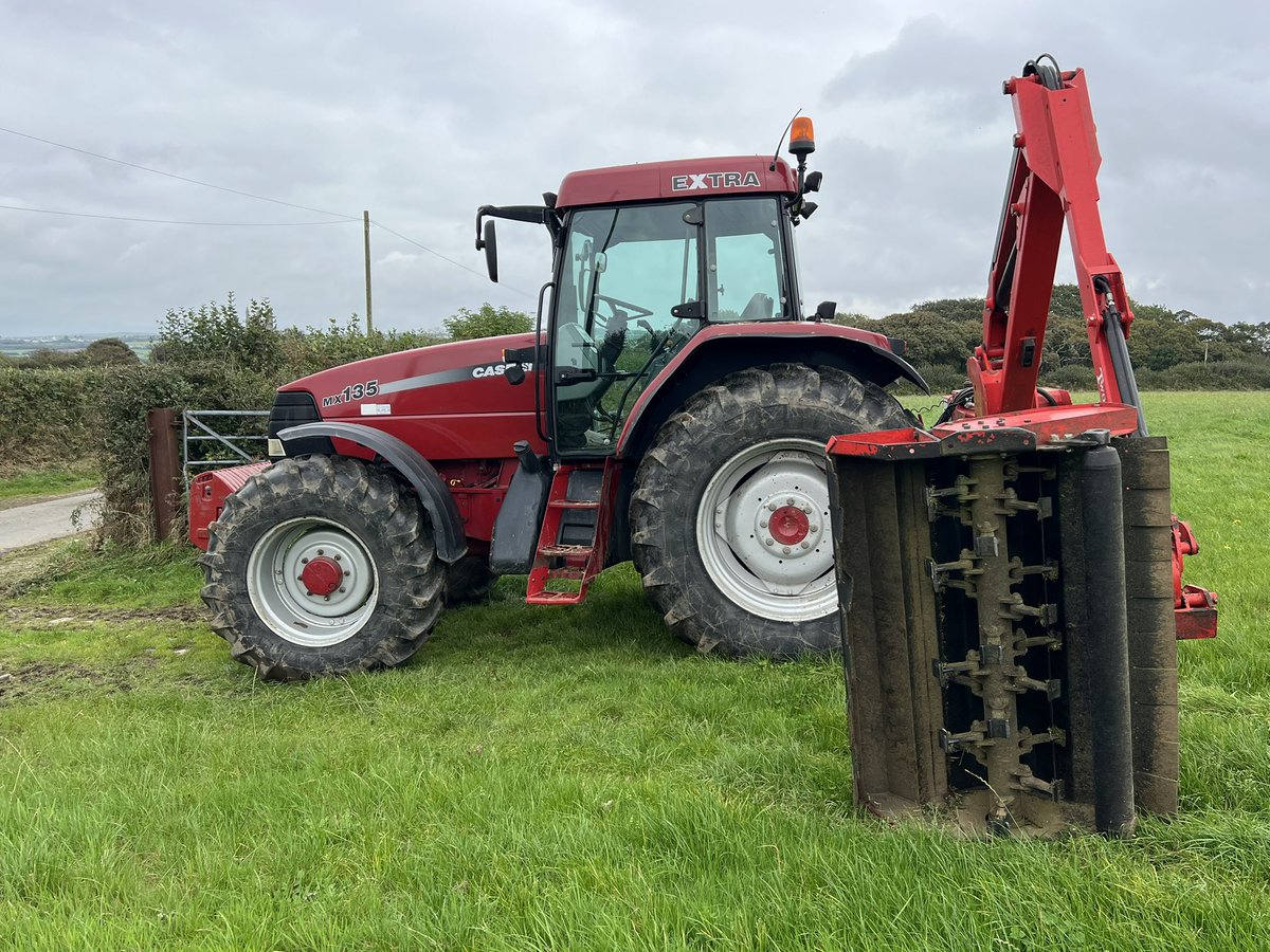 AllenXL's tweet image. Going to be busy this winter. @CaseIH_UK_IRE #hedgecutting #caseih #mx135 #cornwall