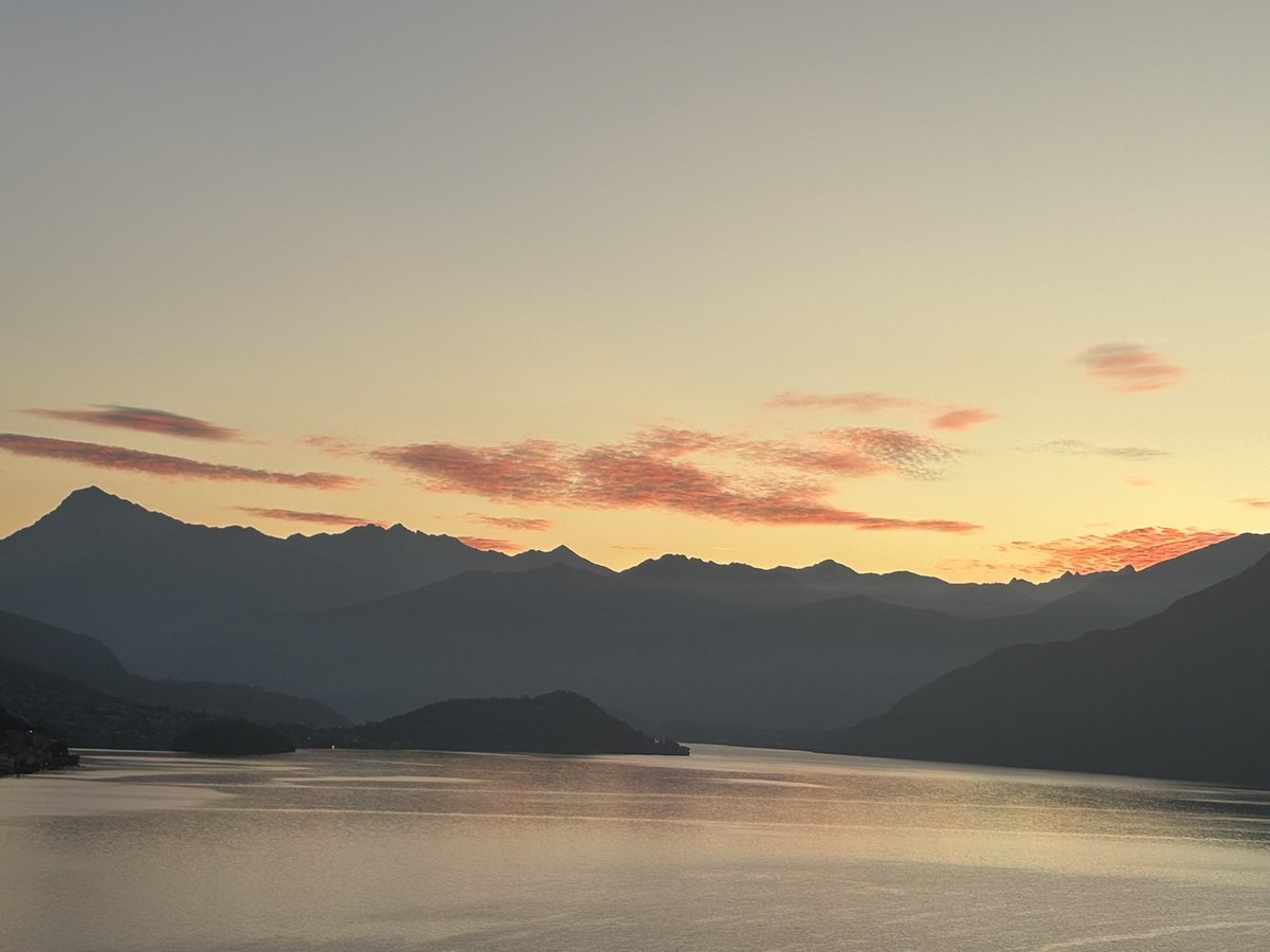 Beautiful sunrise this morning over Lake Como !

Bellissimo 💚🤍❤️

#LakeComo #LagodiComo #Sunrise #Italy