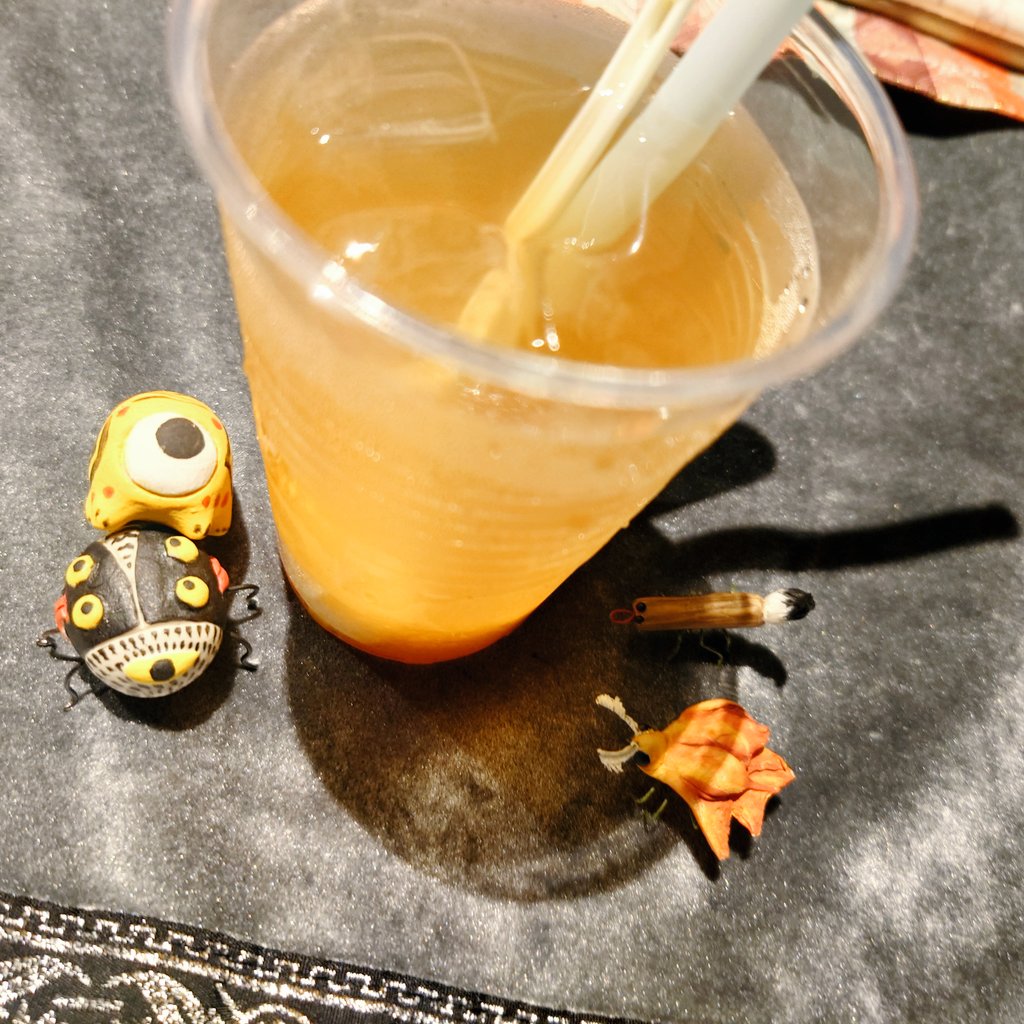 #札幌妖怪縁日
今年も開幕しています。
奥津はsatoさん <a href="/saQto5/">sato</a> のお化け虫と名体表虫と共に占い出稼ぎ来ています。
りらこっぺさん <a href="/lilakotpet/">LilaKotPet(りらこっぺ)</a> の9月限定デコポンティーも飲めちゃうぞ！！
ぜひぜひ遊びに来て下され🏮👻🏮