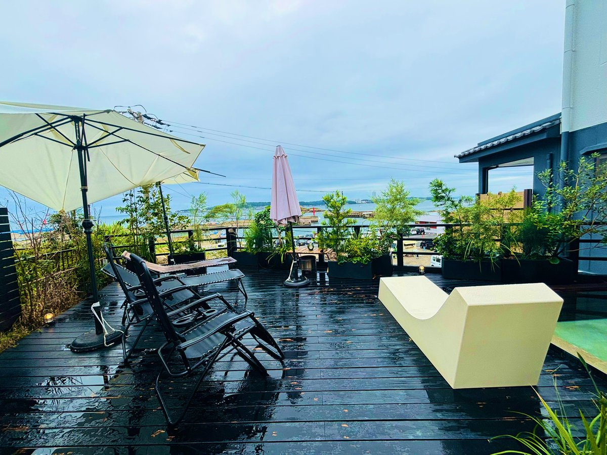 pepesauna's tweet photo. KINOSUKE、島のサウナ🏝️

貸切。島の時間はのんびりで良い😌蒸気もゆっくり降りてくるサウナ、休憩して、海が見える不感風呂でのんびり😌

音響が良すぎるサウナ室。音が澄んで透明で没入感が凄い。休憩エリアのBGMは海の音との相乗効果で脳みそが空っぽになる😌
最後、旅館の温泉に入れるのが最高☺️🤍 https://t.co/IrKGeUiY6S