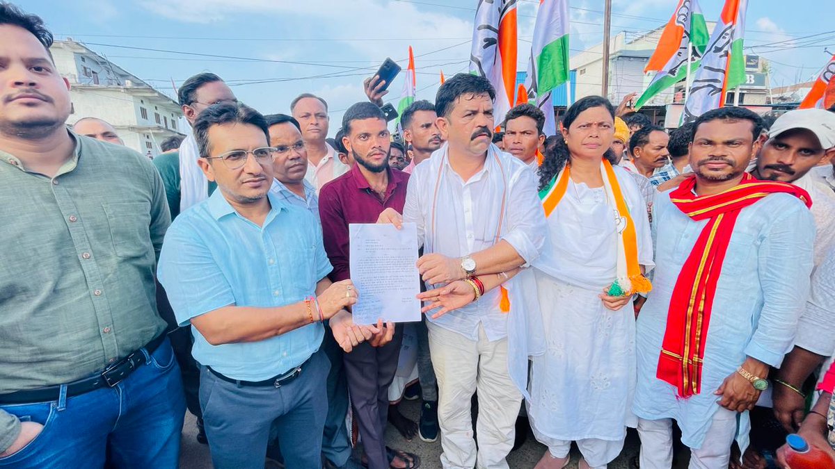 PraveenUdde's tweet photo. लाल पानी प्रभावित ग्रामीणों के साथ महामहिम राज्यपाल के नाम कलेक्टर बीजापुर को ज्ञापन https://t.co/I2UxSqEd5G