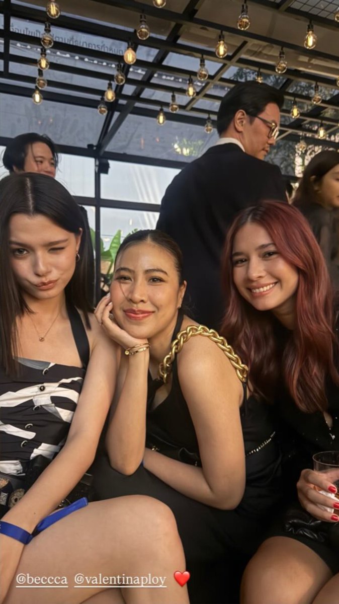 itsbecfreen_'s tweet image. becky with the editor-in-chief of elle thailand and valentina ploy 🫶🏻

BECKY FOR CHANEL OPENING #CHANELEMQUARTIERxBECKY
#beckysangels