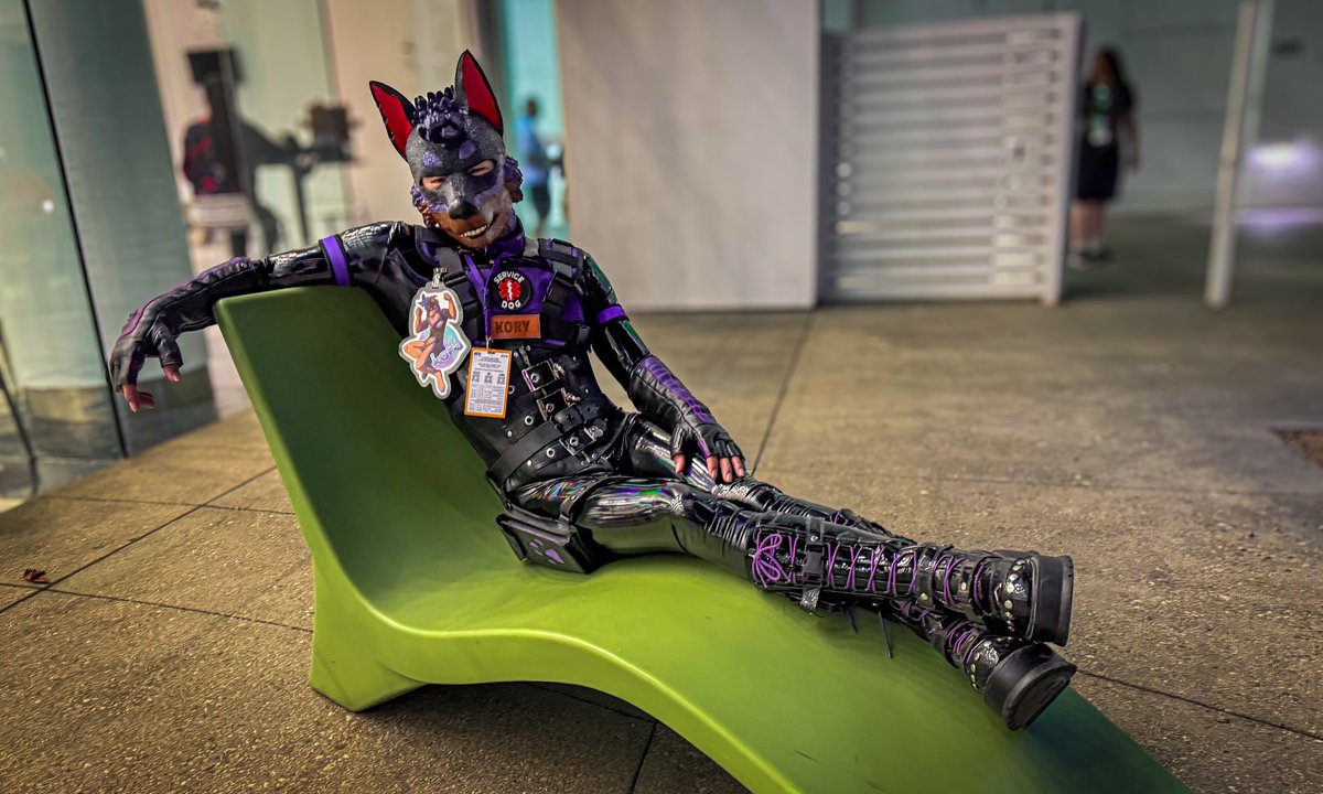 Lounging and listening to the DJ outside the convention center at #AFC2025
📷 <a href="/rubberdeer/">Fuckin Rubber Deer @rubberdeer.bsky.social</a>