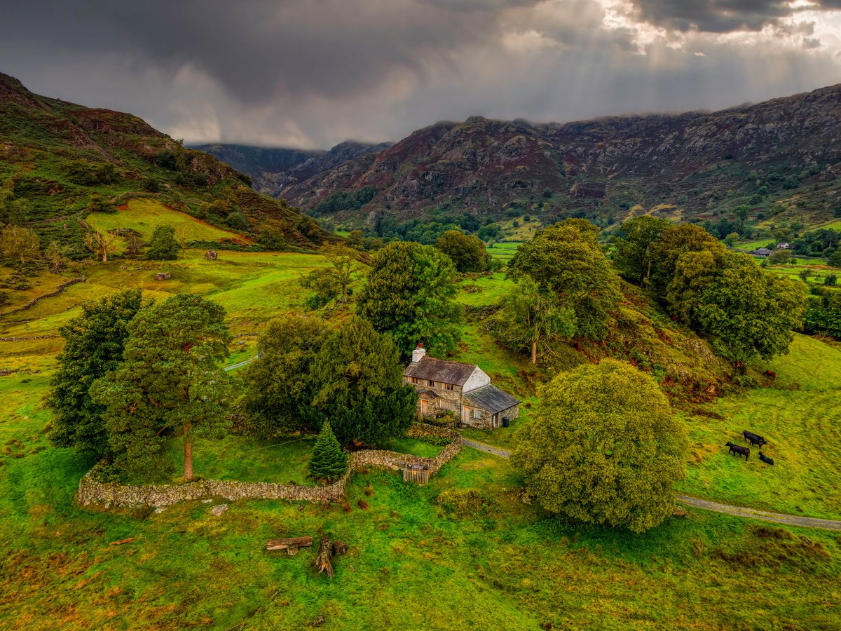 Morning everyone I hope you are well. Oak Howe Farm nestled in the Langdale Valley. Have a great day.

#LakeDistrict
