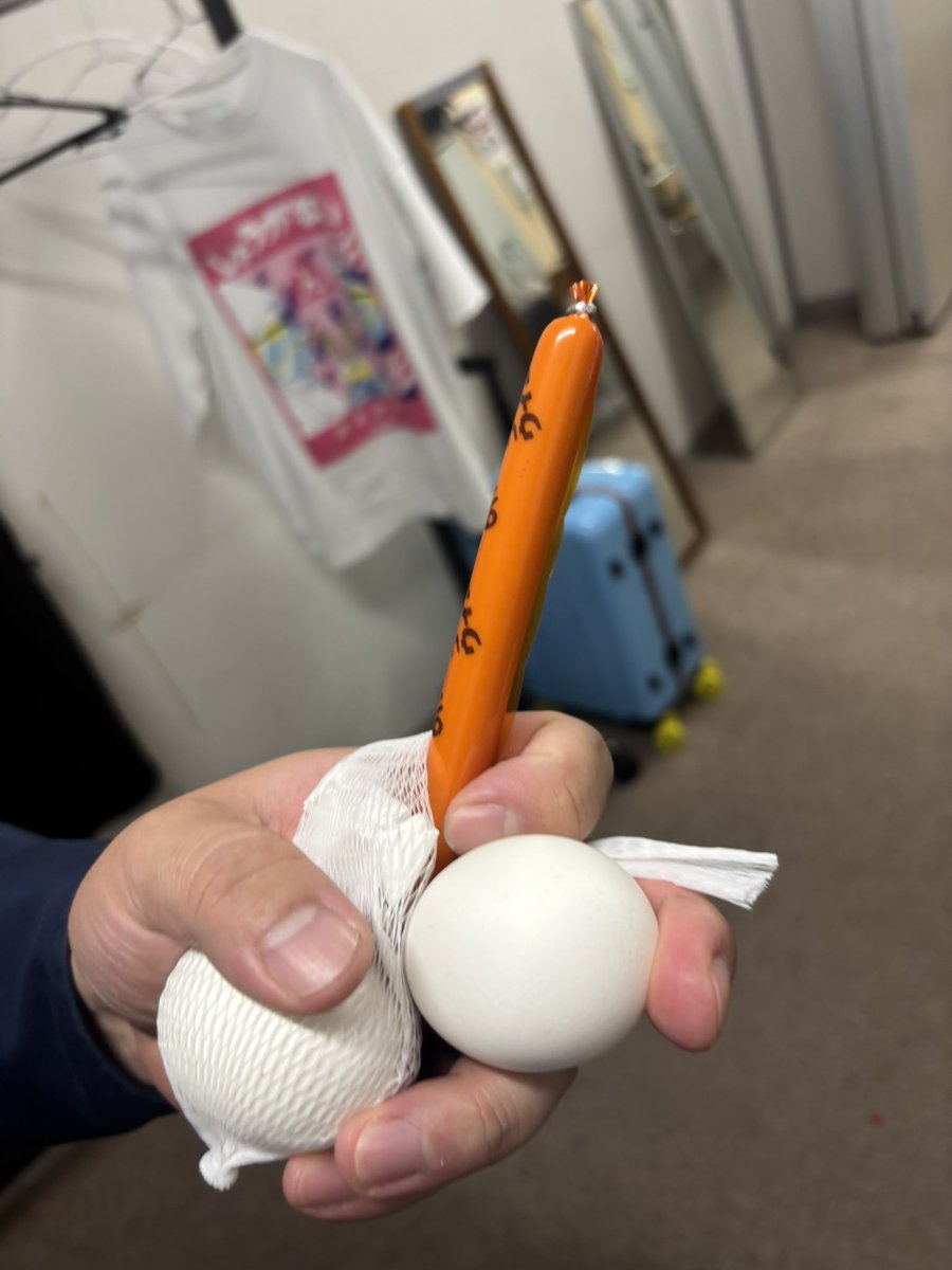 taniguthidesu's tweet image. 別になんでもない話なんですけど
兎さんがケータリングいっぱいあるのに
玉子２つとウインナー1本
取って、こうやって持ってました。