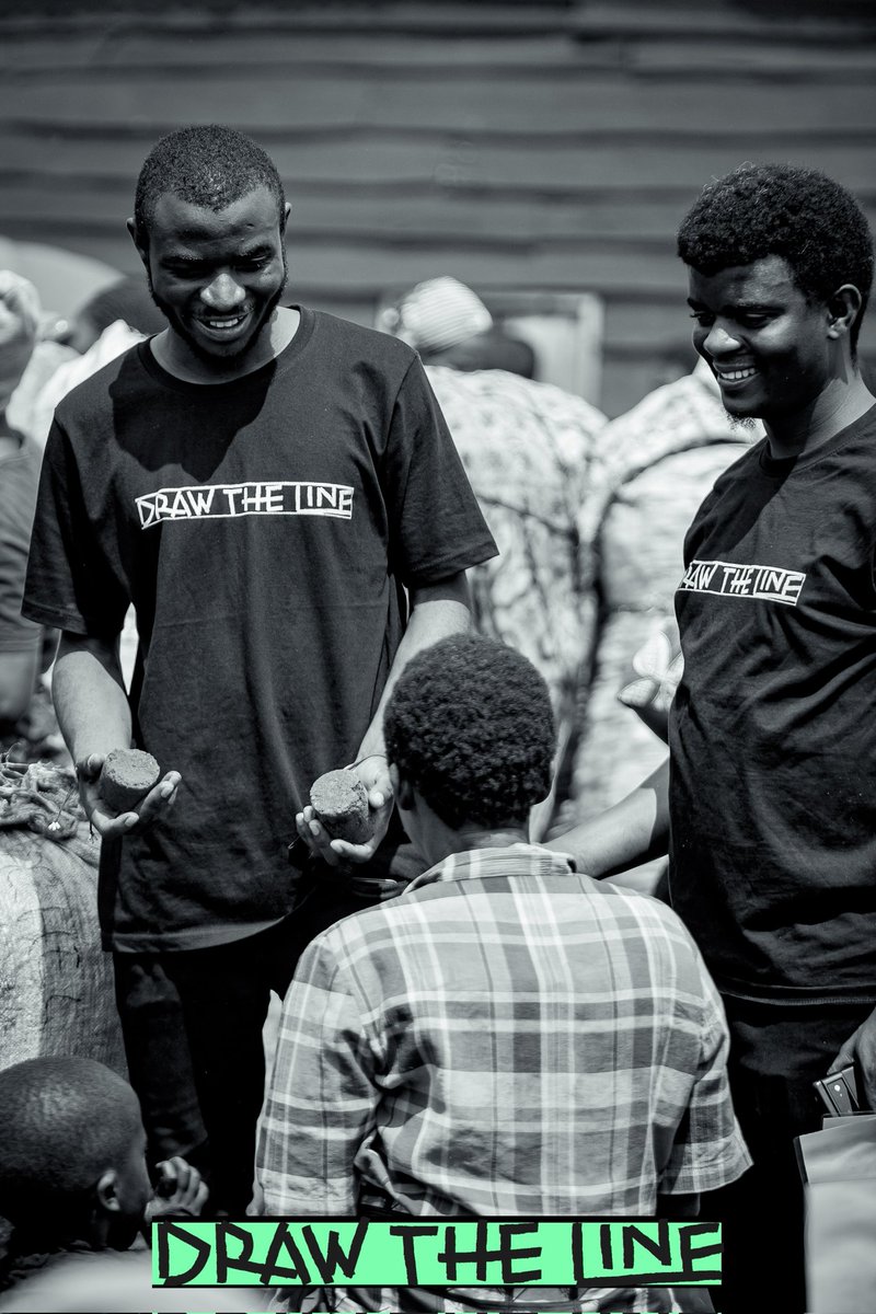 🌍 Hier, au marché de Kituku à Goma, nous avons sensibilisé à #Kituku. 

Nos communautés souffrent déjà, mais des alternatives comme les briquettes écologiques existent ! 

Ensemble, disons STOP aux énergies fossiles et OUI à un avenir durable ! 💚 

#DrawTheLine #justtransition