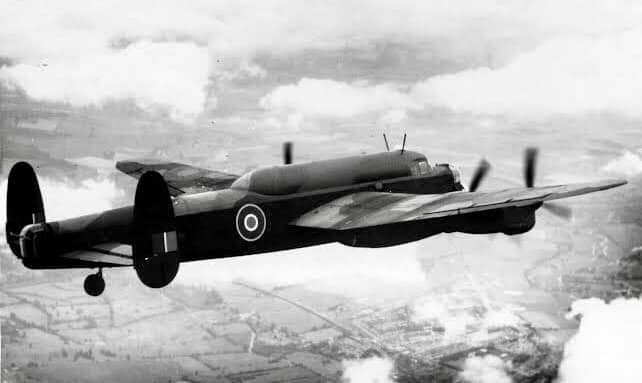 clark_aviation's tweet photo. For proposed Operations in the Far-East, against Japan, two Avro Lancaster bombers were flown with (mock-up) 1200 gallon 'saddle tanks', as shown below. These would keep the bomb bay free for ordinance, but must have been worrying for the crew! https://t.co/d9MgDsE07O