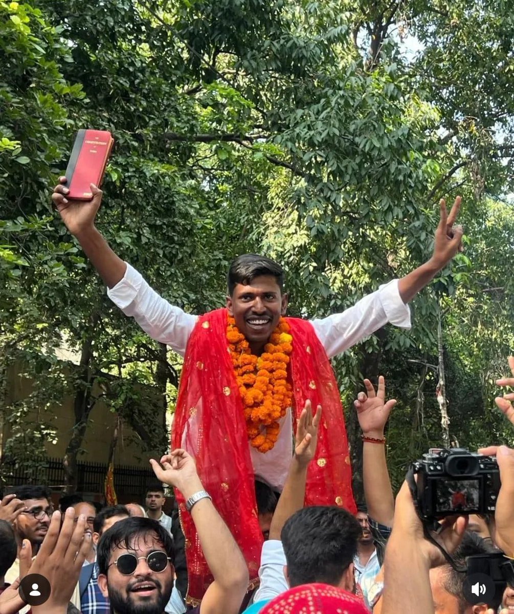 AjaySPST's tweet photo. “संघर्ष ही सफलता है" इस कथन को साकार करते हुए @AdvUdayOfficial जी ने #DU के #LC1 #Vice_President_Election में शानदार जीत हासिल की।🔥

यह जीत सिर्फ़ चुनावी नतीजा नहीं है, बल्कि मेहनत, संघर्ष और संकल्प की उस यात्रा का प्रतीक है जो हर युवा के सपनों को नई दिशा देती है। ✊

आज #Uday_Prajapati जी ने दिखा दिया है कि अगर जज़्बा सच्चा हो और इरादे मजबूत हों, तो कोई भी मंज़िल दूर नहीं।

यह सफलता आने वाली पीढ़ी के लिए प्रेरणा है और युवाओं की ताक़त पर विश्वास करने का संदेश भी। 🚩

#DelhiUniversityElections #YouthInspiration #SuccessStory #InspiringYouth
