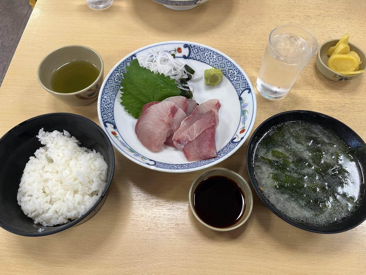 cs_since03's tweet image. ハマチ刺身定食
#活魚料理びんび家