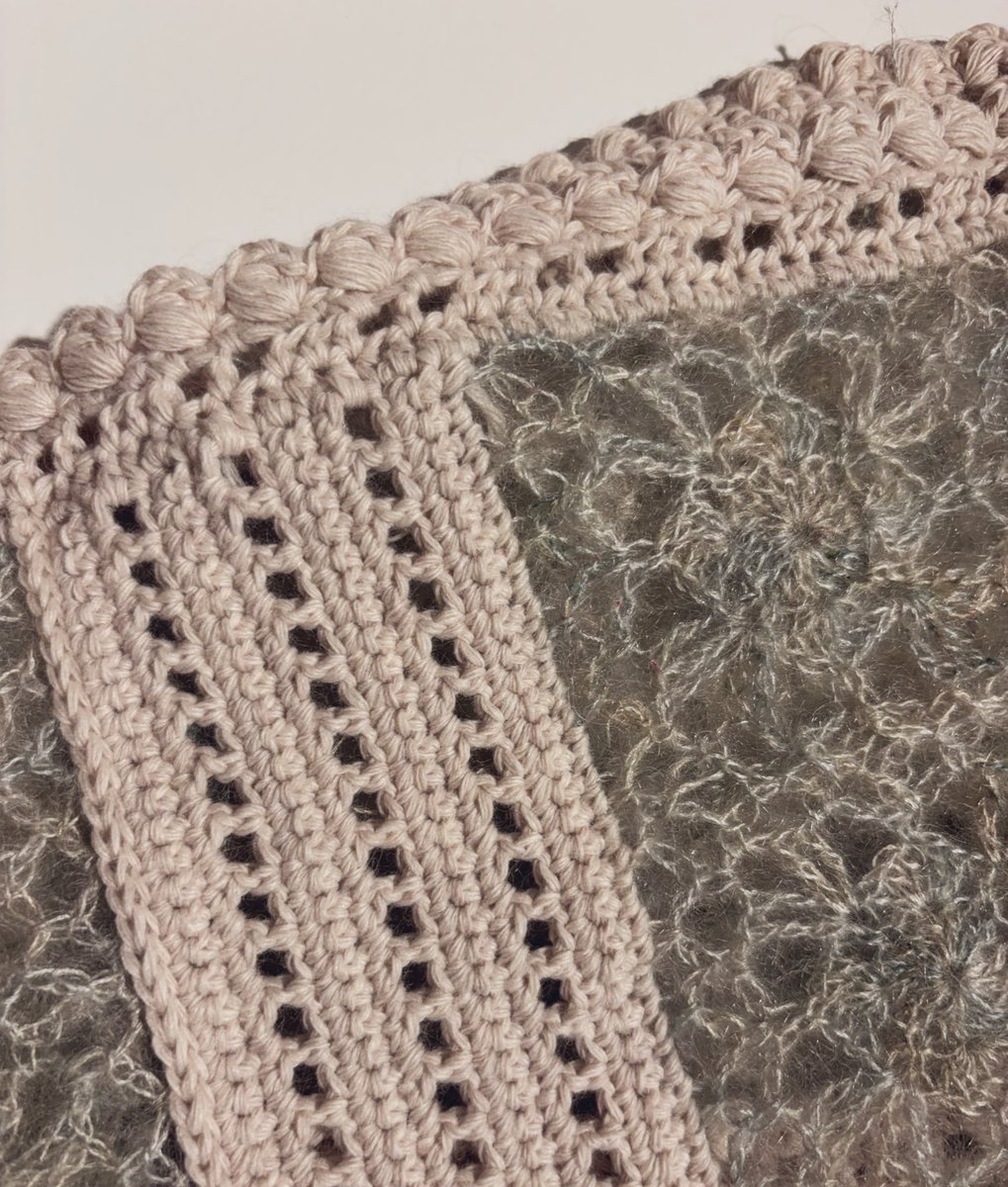 아직 완성 못한 편물이지만…
제가 조금 오바해도 될까요🥹…
진짜 너무너무 아름다와서… 눈물 글썽이며 뜨고 있어요………🥲💕