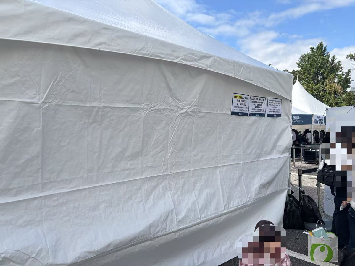 ITZY The 4th Fan Meeting
SUPPORT EVENT FOR RYUJIN🍬
💙슬로건 나눔 준비했습니다 
위치:  kbs arena 앞, 라이트링부스 옆 
나눔 시작됩니다 지금 오세요~

#ITZY #RYUJIN #류진 #リュジン #申留真 
<a href="/ITZYofficial/">ITZY</a>