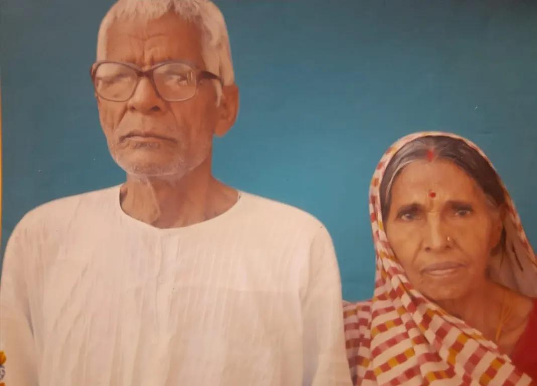 ShreyaYadav___'s tweet image. 💠 Want to give old photos a new life? 💠

Old photos recovery?..

Step 1. Open Google Gemini Ai 
Step 2. Select old photo 
Step 3. Write Prompt 

⚜️ Use Google Gemini Ai ⚜️

Prompt 👇🏻 

A realistic color photo of an elderly Indian couple (grandfather and grandmother) sitting…