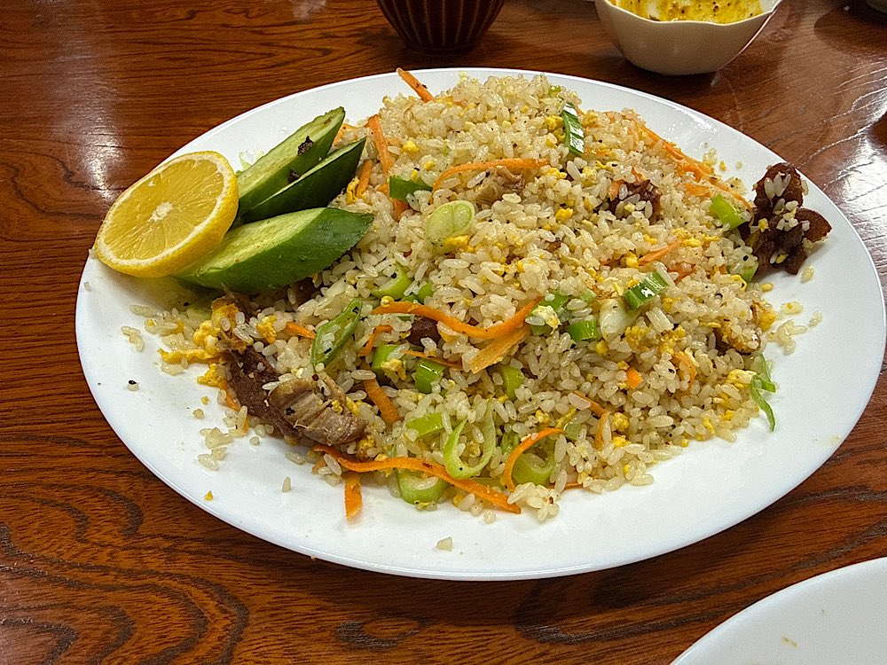 STakachim's tweet photo. 甥と昼食。
歯の治療で食事に制限かかる可能性があるので、そうなる前に食べておきたい…らしい。

山武市AKAF。
ライス&amp;カレー。
辛い辛い言いながら米粒一つ残さず完食。
追加でチキンフライドライス。
中華の炒飯よりこっちが好きだそう。
デザートも好評。
美味い。
#AKAF 
#山武市 https://t.co/pQsfFHjSGp