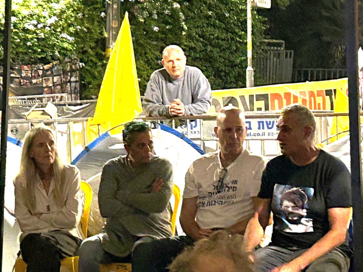 ליל שישי. רוב האנשים כבר חוזרים אל משפחותיהם ומיטותיהם; במאהל נשארים בעיקר קרובי החטופים. אנחנו יושבים במעגל ומקשיבים לסיפורים על צעירים שלא הכרנו וכבר נעשו חלק מחיינו: החיוך המבויש של האחד, הגבורה של האחר, המסר האחרון להורים, הרעב בשבי, וזה שגופו הידלדל עד כלות.