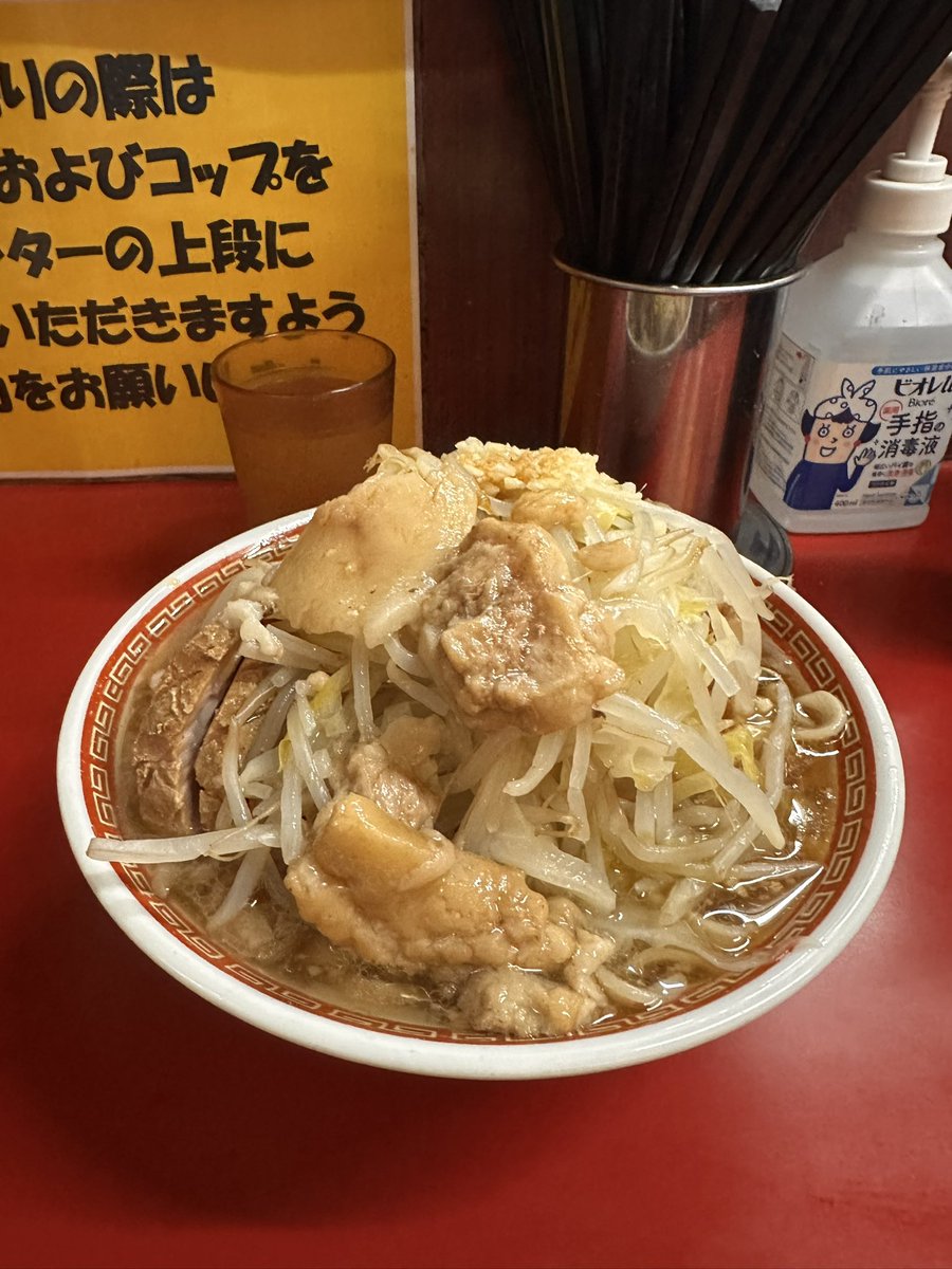 r_i_r_i_k_a_20's tweet image. ラーメン二郎 目黒店

小豚W
たっぷりの豚、美味しかったです😊
午前中21km走った分、補給しました。
