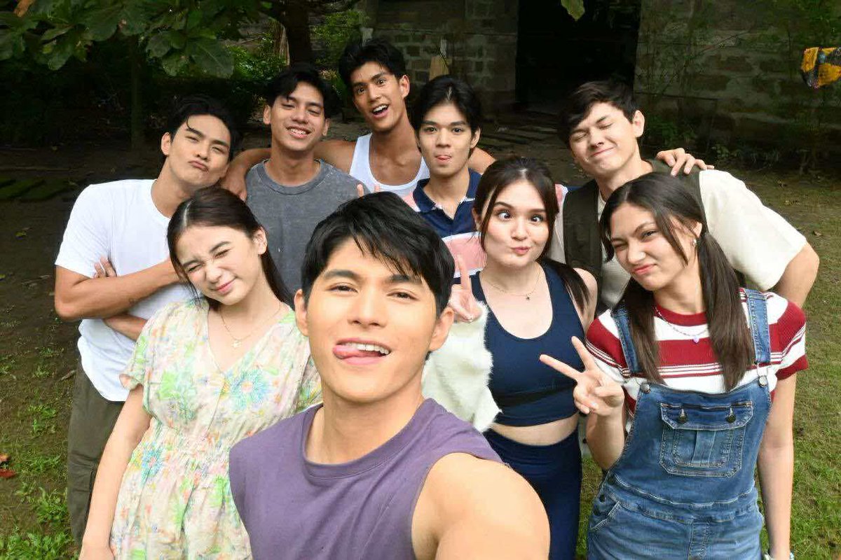 GMAPictures's tweet photo. SCARY SEASON STARTS NOW 👻

First day on set kasama ang #HuwagKangTitingin cast na sina Sofia Pablo, Allen Ansay, Marco Masa, Michael Sager, Sean Lucas, Josh Ford, Charlie Fleming, Kira Balinger, and Anthony Constantino!

Excited na ba kayong makipagtakutan? 🦇 https://t.co/hyo71XUcQJ