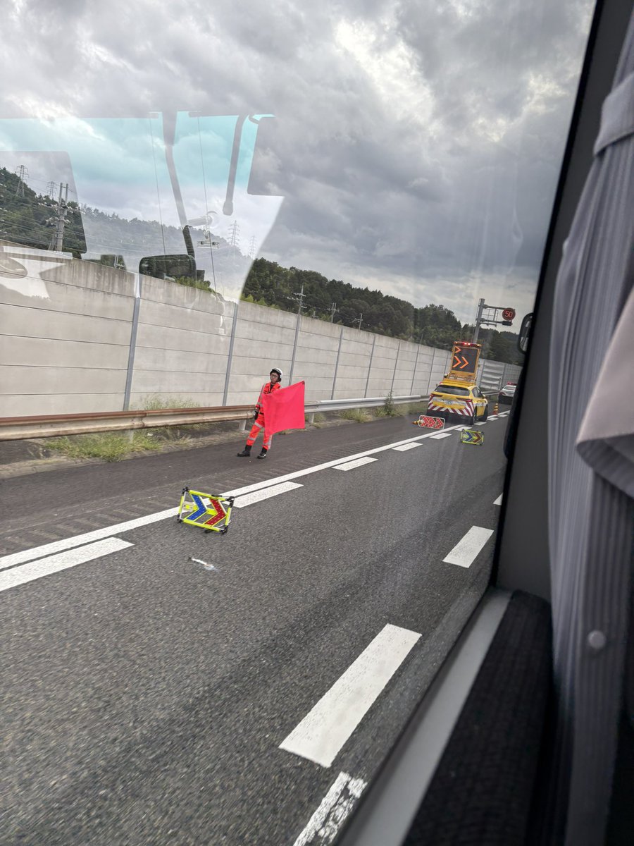 corapiston's tweet photo. 名神高速道路、大阪方面行き、彦根の少し手前で、10-15分ほどの事故渋滞　#disaster_hassai #名神高速道路　#彦根 https://t.co/WFNTIGb8oD
