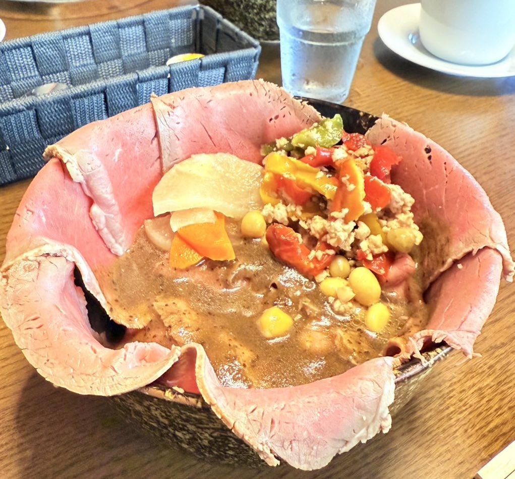 smapkyoko's tweet photo. 超久々に友達と✨
人気店だし予約して積もる話出来て良かった✨
ローストビーフ丼美味しかった🥩ココのパンめっちゃ美味しいフォカッチャなの〜
🈁でコーヒー飲みたかったから朝から我慢したw
#Tomocafe&osteria
#上田市 https://t.co/6sr9Mi88x9