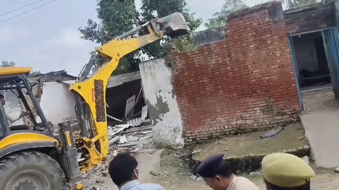 मेरठ में ठाकुर-मुस्लिमों के बीच मामूली बात पर संघर्ष हुआ। ठाकुरों की ओर से केस दर्ज हुआ, पुलिस ने 8 मुस्लिमों को गिरफ्तार कर जेल भेज दिया, फिर SDM साहब ने बताया कि मुस्लिमों ने सड़क घेर रखी है। अब उनके घर बुलडोजर से तोड़ दिये गये। उधर BJP विधायक संगीत सोम कह रहे है कि यह "बुलडोजर