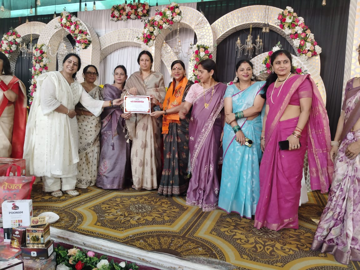 Sangeeta Sushil Tiwari (मोदी का परिवार) tweet media
