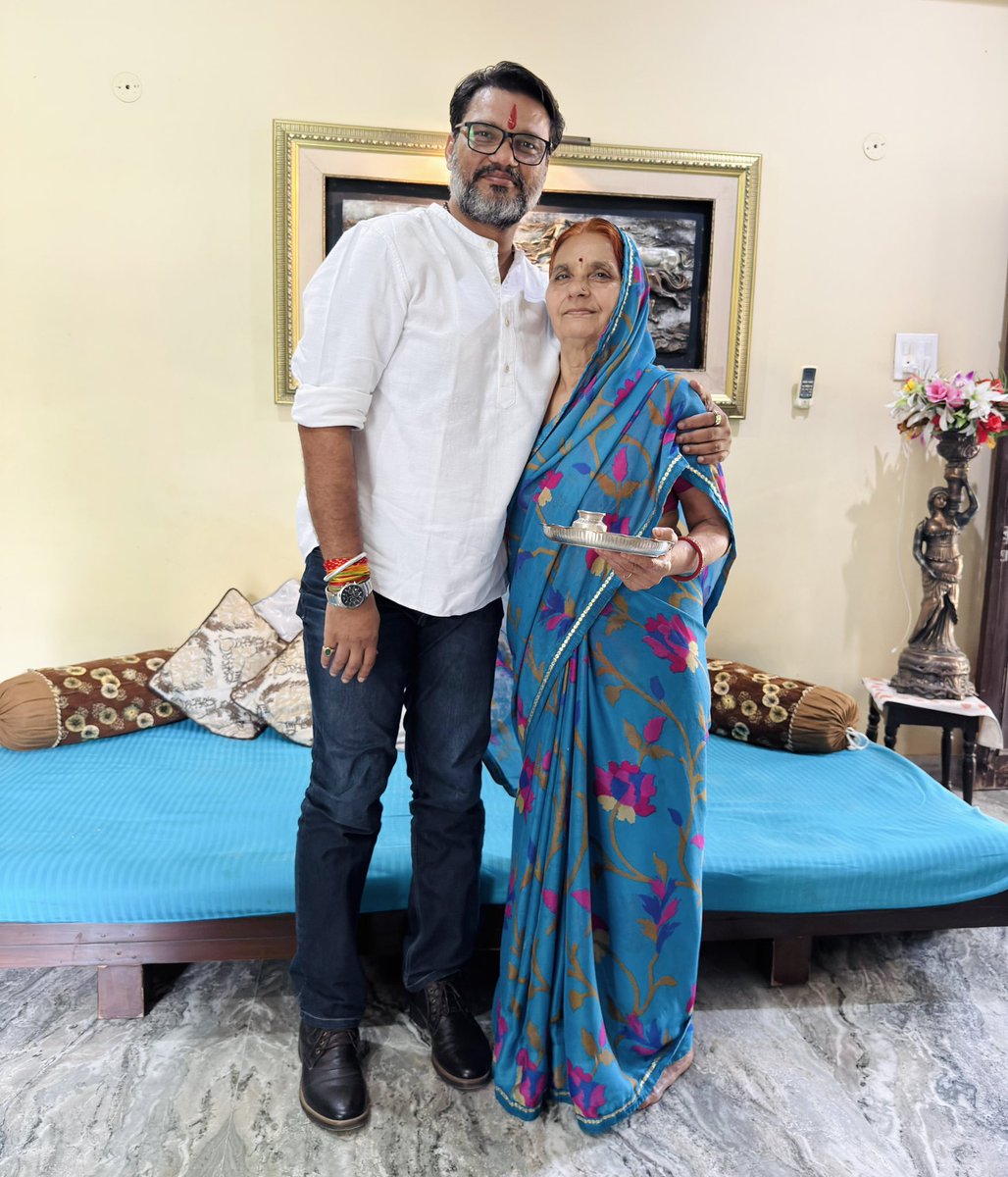 जन्मदिवस पर माँ के प्यार और आशीर्वाद के साथ दिन की शुरुआत...