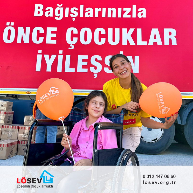 losev1998's tweet photo. Bir tır dolusu umutla Adıyaman’dan Batman’a uzandık.
Sofralara bereket, evlere sıcaklık, hastalarımıza umut bıraktık.
Her durakta binlerce teşekkürle karşılandık🤍
#İyiliklerTırı