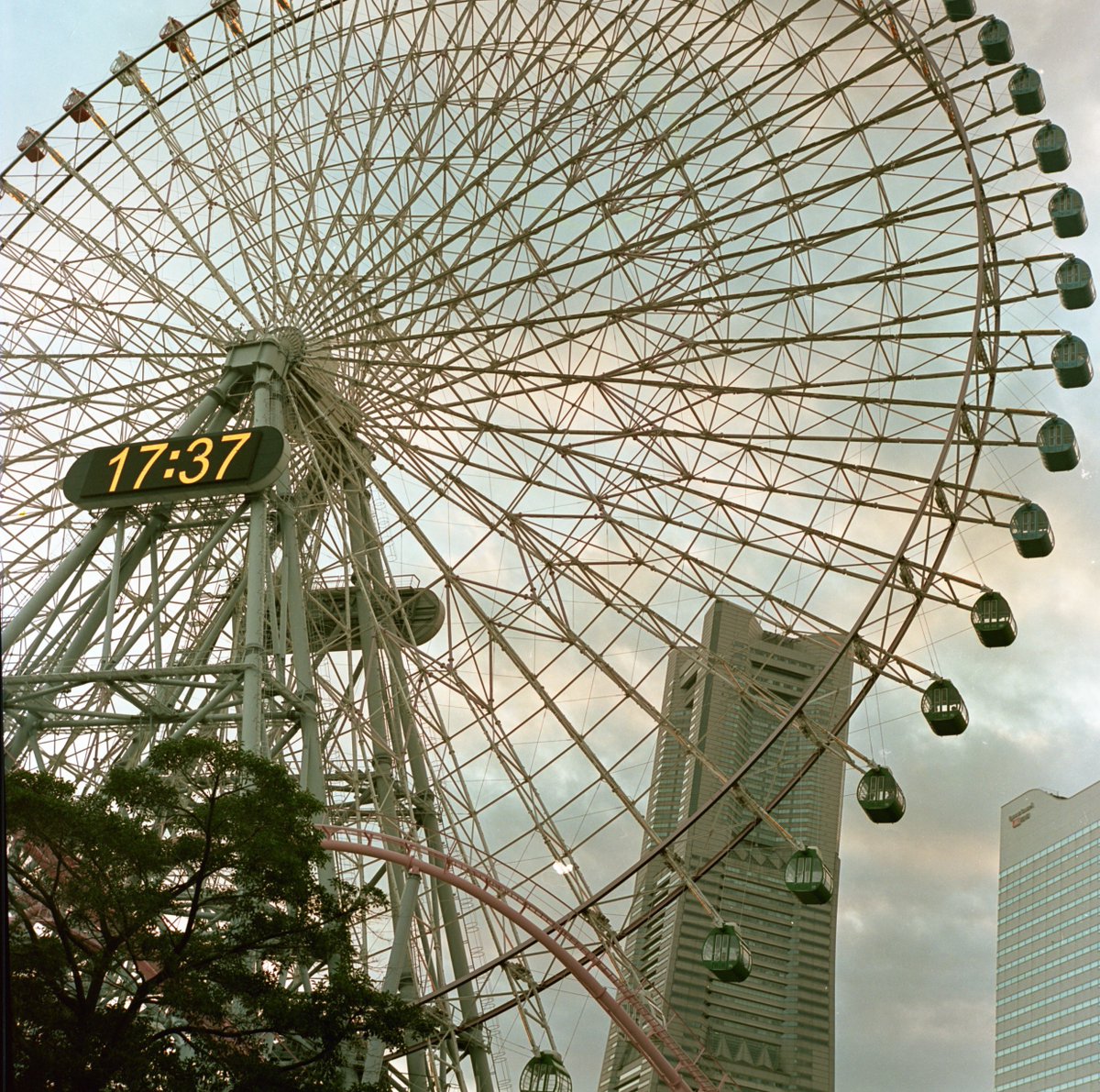 syashin_rensyuu's tweet photo. 観覧車
9月上旬 17時
Zenzabronica C2
Nikkor-P 75mm
f8 1/250s
CatLABS 100
マリックスC-41
38℃ 4:20
#Zenzabronica
#Nikkor
#CatLABS
#Marix
#自家現像 https://t.co/8BbKdeN33E