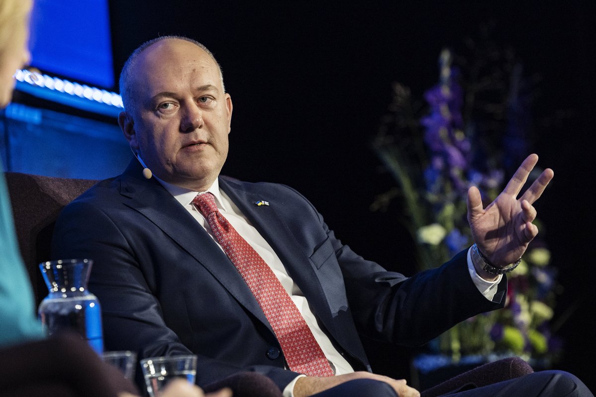 Europe's security begins at its borders.

The #HSF2025 stage opened with an interview with 🇺🇦 new Ambassador to 🇫🇮 <a href="/M_Vydoinyk/">Mykhailo Vydoinyk</a>, joined by <a href="/terischultz/">Teri Schultz</a>.

“Geography is simple. Before a missile can reach Paris, it needs to go through Poland or Finland. Protect the Eastern flank."