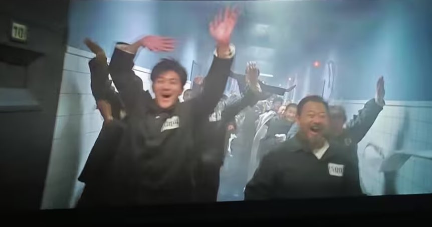 从“马克思遇见孔夫子”到“长征路上开超市”再到“731游戏”，你国官字号背景的抽象作品不是一天两天了。
一年一个新花样，各位可以期待一下看看明年又会有什么骚操作。